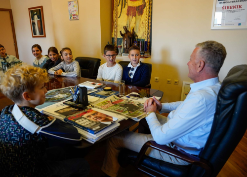 Fotografija 7 - Četvrtaši učiteljice Ivane Guberina posjetili gradonačelnika Burića. Evo što su ga pitali