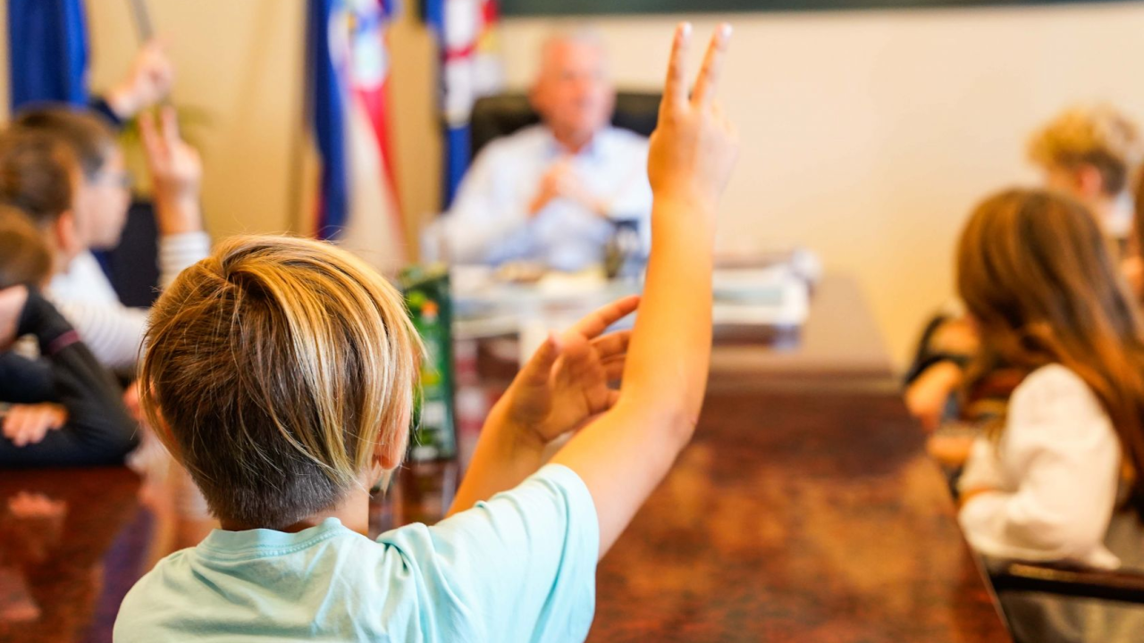 Četvrtaši učiteljice Ivane Guberina posjetili gradonačelnika Burića. Evo što su ga pitali