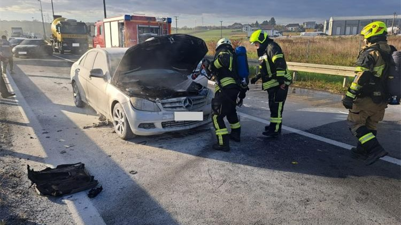 Brzom reakcijom policajaca spašen vozač iz automobila u plamenu