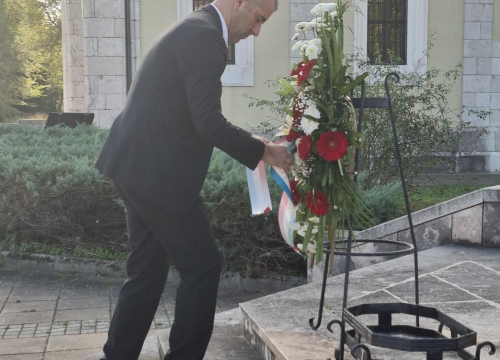 Fotografija 3 - Izaslanstvo Grada Drniša odalo počast žrtvama Domovinskog rata