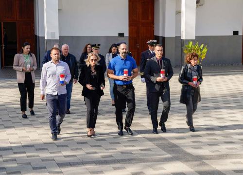 U povodu blagdana Svih svetih položeni vijenci i zapaljene svijeće