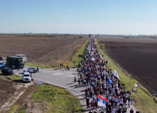 Deseci tisuća ljudi idu prema Novom Sadu: Pogledajte veliku povorku studenata