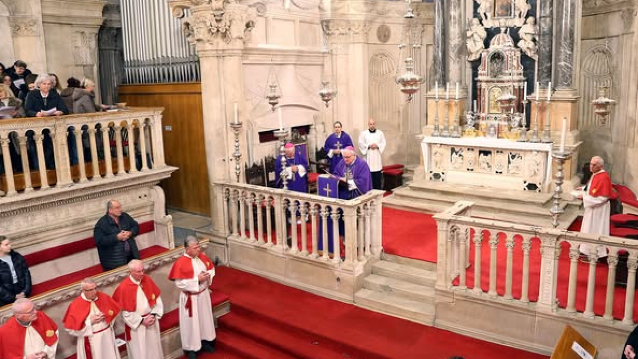 'Hod prema Uskrsu': U šibenskoj katedrali održano misno slavlje s obredom pepeljenja