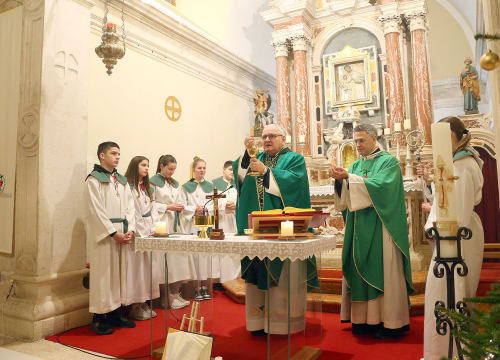 Fotografija 4 - Šibenski biskup Tomislav Rogić u sklopu pastirskog pohoda posjetio župe Jadrtovac i Vrpolje