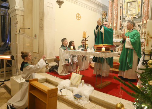 Fotografija 5 - Šibenski biskup Tomislav Rogić u sklopu pastirskog pohoda posjetio župe Jadrtovac i Vrpolje
