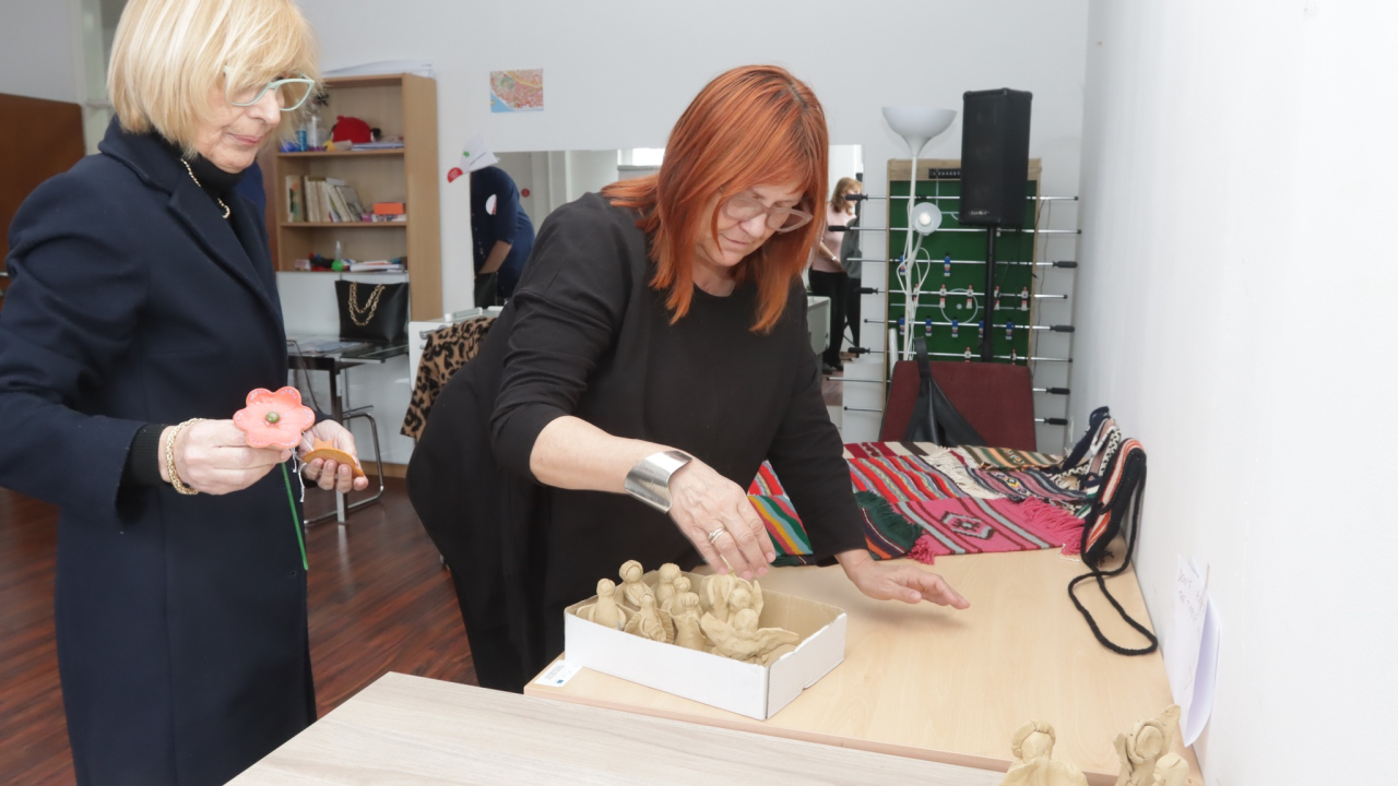 Umjetnost kao način izražavanja: 'Kamenčići' izložbama pokazali svoju kreativnost i talent