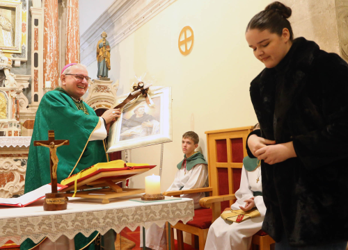 Fotografija 2 - Šibenski biskup Tomislav Rogić u sklopu pastirskog pohoda posjetio župe Jadrtovac i Vrpolje